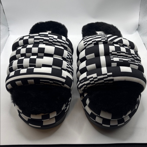 UGG Black & White Maxi Checks Slide Sandals SZ 9 Sheepskin platform puffy NWOB - Picture 2 of 10